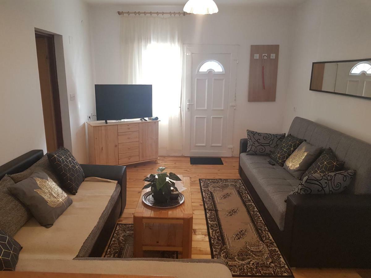 Apartmani Andrej Udbina エクステリア 写真