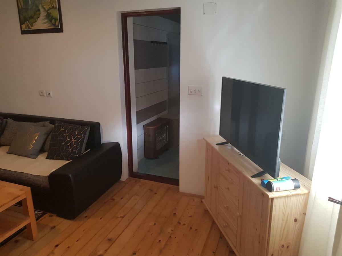 Apartmani Andrej Udbina エクステリア 写真