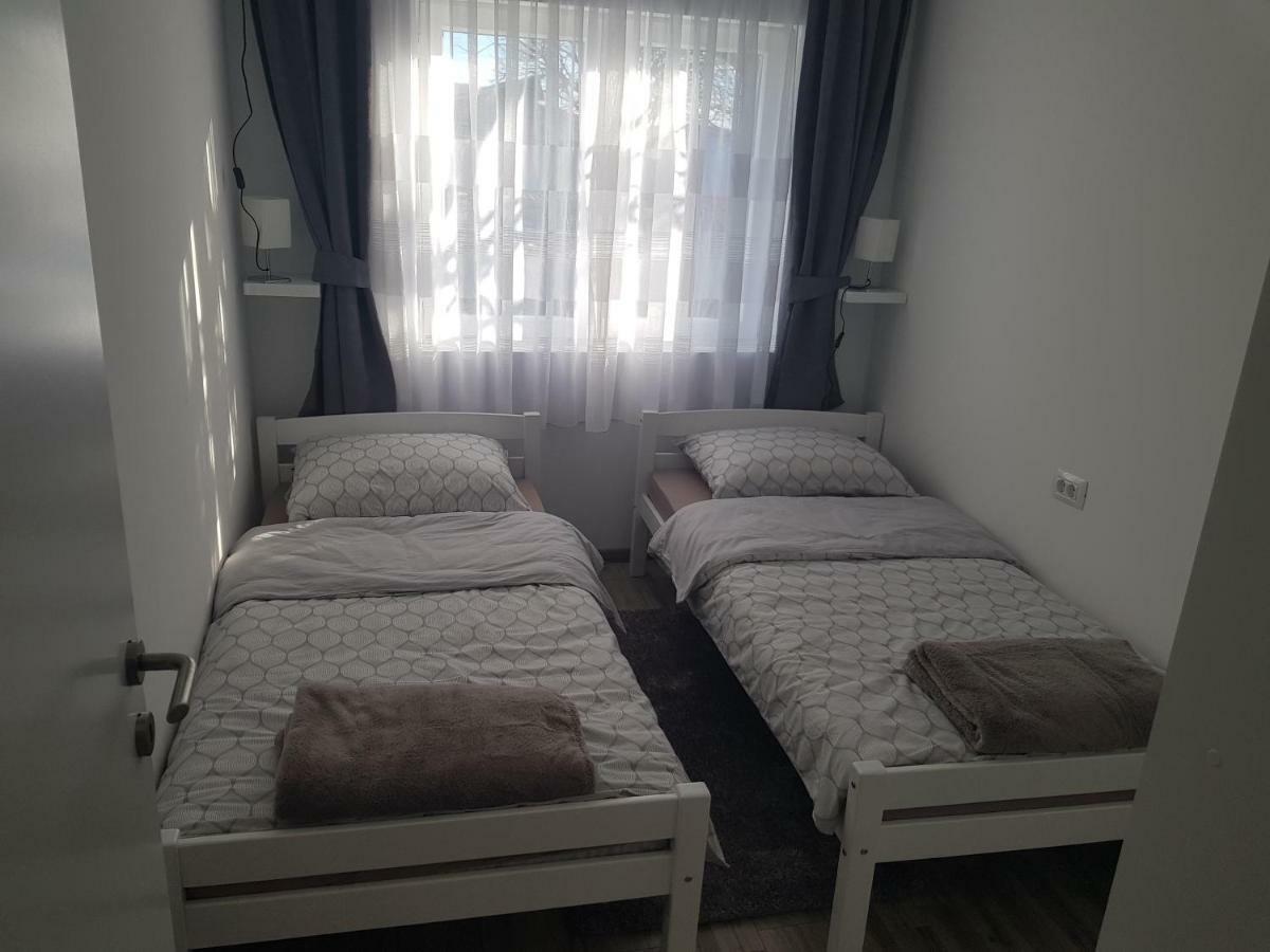 Apartmani Andrej Udbina エクステリア 写真
